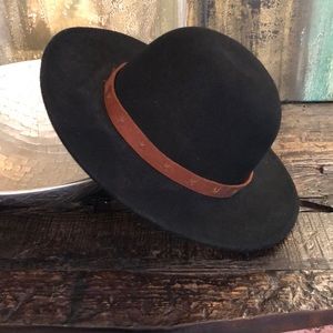 Never Worn - black hat - (58cm)